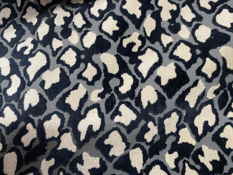 NEW Duchess Dugan Snow Leopard Novelty Upholstery Velvet Made in Italy Black Style# HG10004