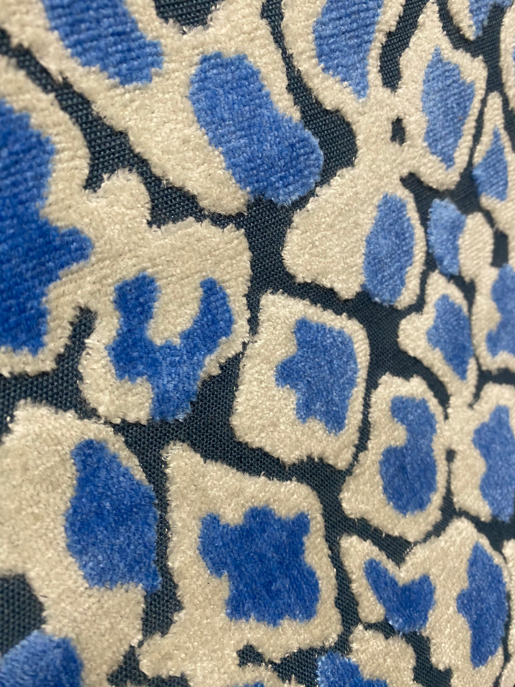 NEW Duchess Dugan Snow Leopard Novelty Upholstery Velvet Made in Italy Blue Style# HG10005